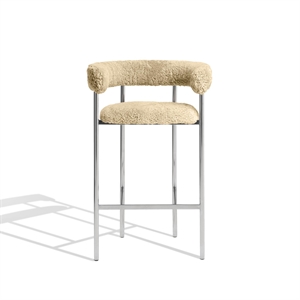 Møbel Copenhagen Font Bar Stool with Armrests 75 cm Sheepskin Honey/Polished Steel Frame